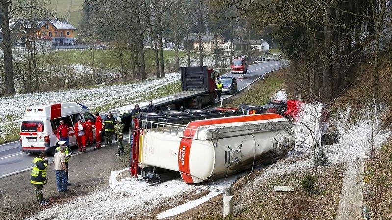 Handenberg: Lkw umgestürzt