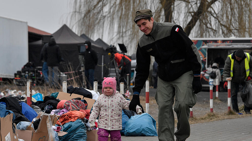 Ukraine-Krieg, Tag 12: Flüchtlinge kommen in Polen an