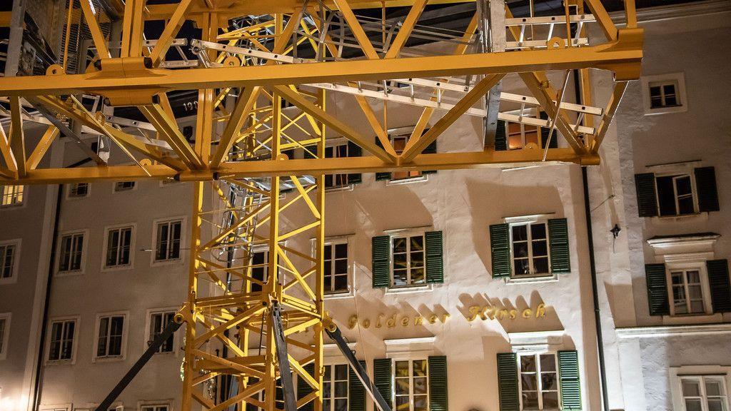 Goldener Hirsch: Spezialkran errichtet
