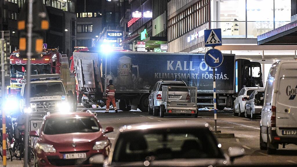 Ein Lkw fuhr am Freitag in eine Menschenmenge in Stockholm.