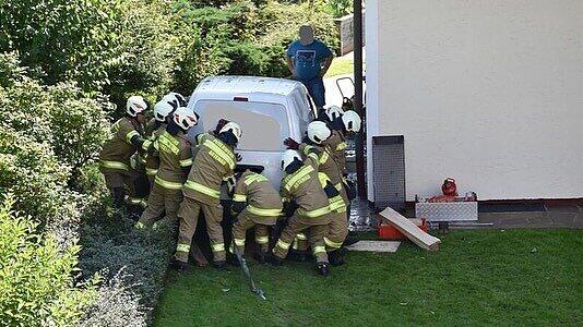 Auto gegen Hausmauer_Abtenau