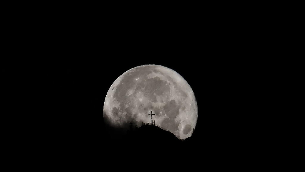 Supermond über Salzburg