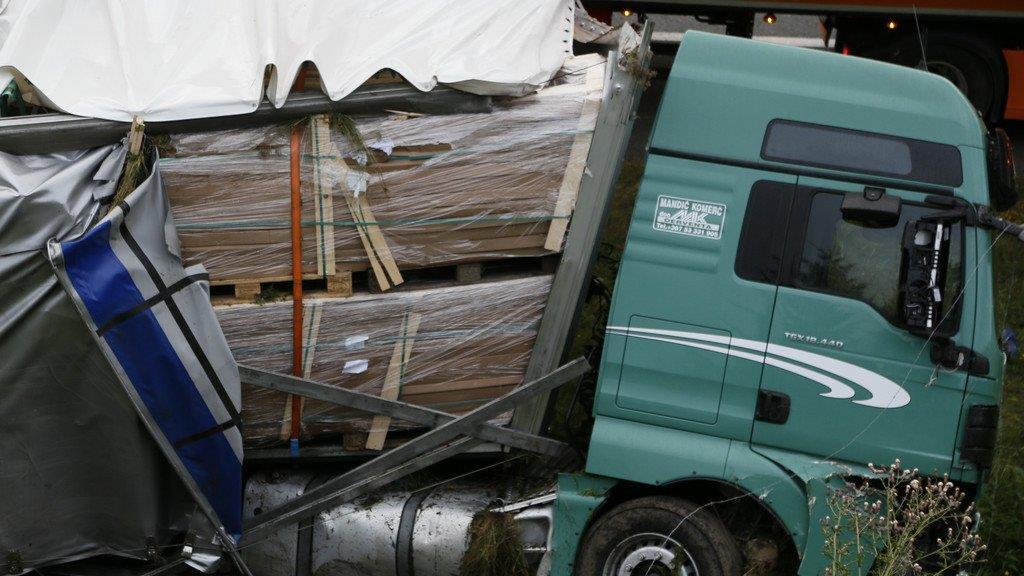 Lkw-Bergung auf A10