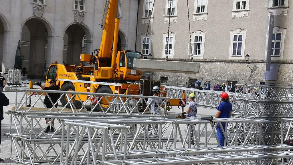 Aufbauarbeiten für Grönemeyer-Konzert am Residenzplatz