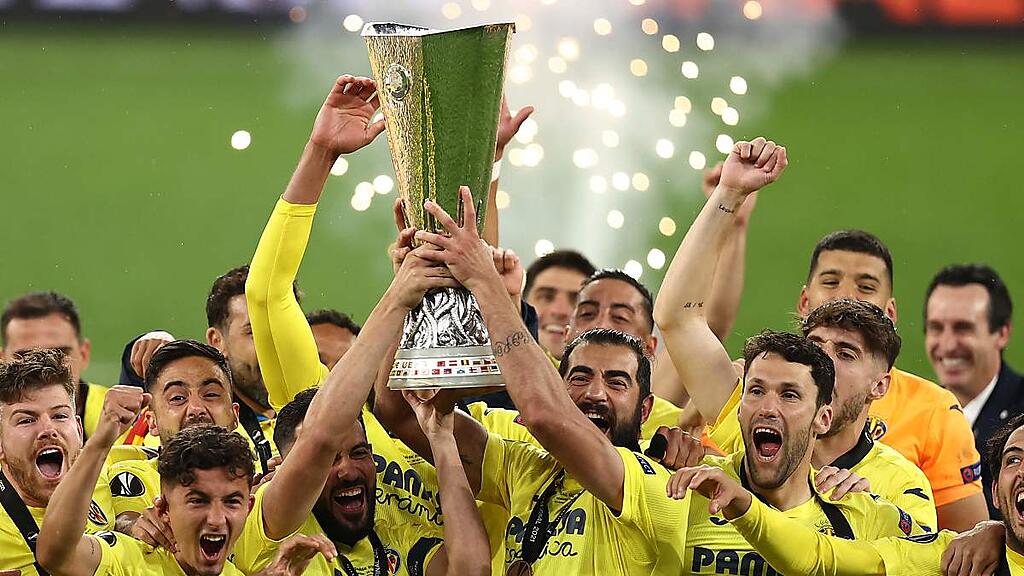 Villarreal-Spieler stemmen den Europa-League-Siegerpokal