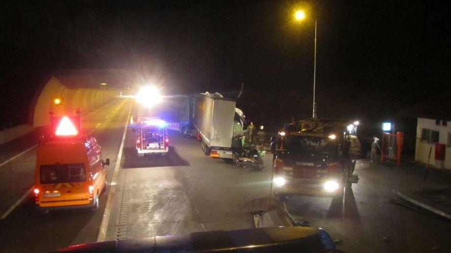 Lkw-Unfall im Hieflertunnel