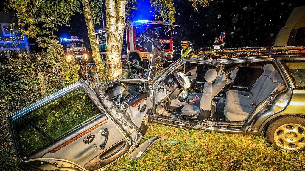 Pkw gegen Baum: Weitere Bilder