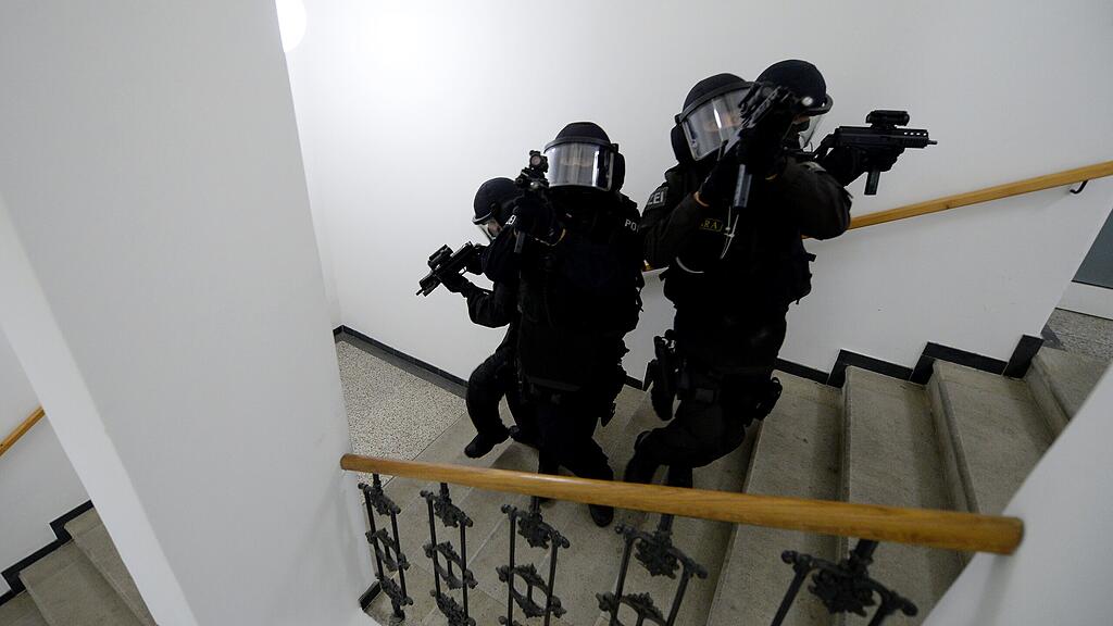 Nachdem der 18-Jährige die Türe nicht öffnete, drangen Cobra-Beamte gewaltsam in die Wohnung ein (Symbolbild).