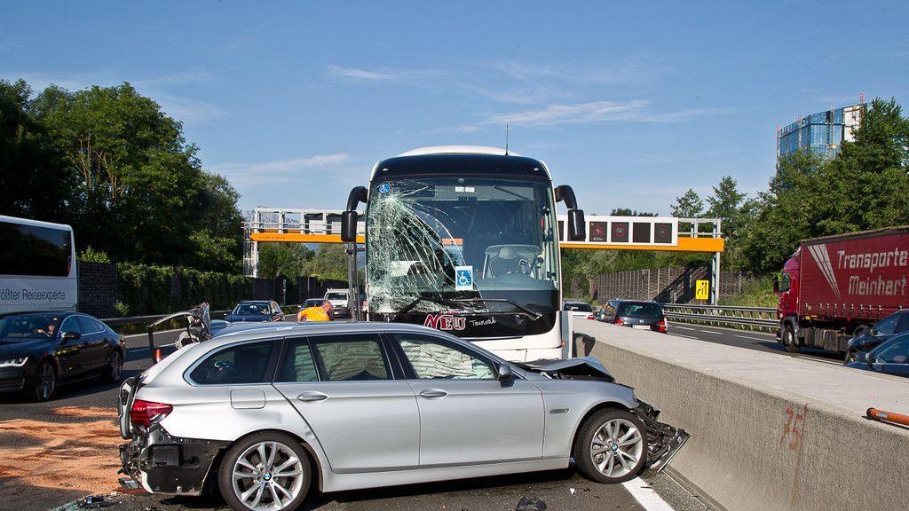 Unfall mit Pkw und zwei Bussen bei Anschlussstelle Hagenau