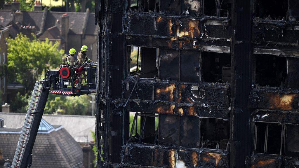 Brand in Londoner Hochhaus: Tiefe Trauer, Einsatz geht weiter