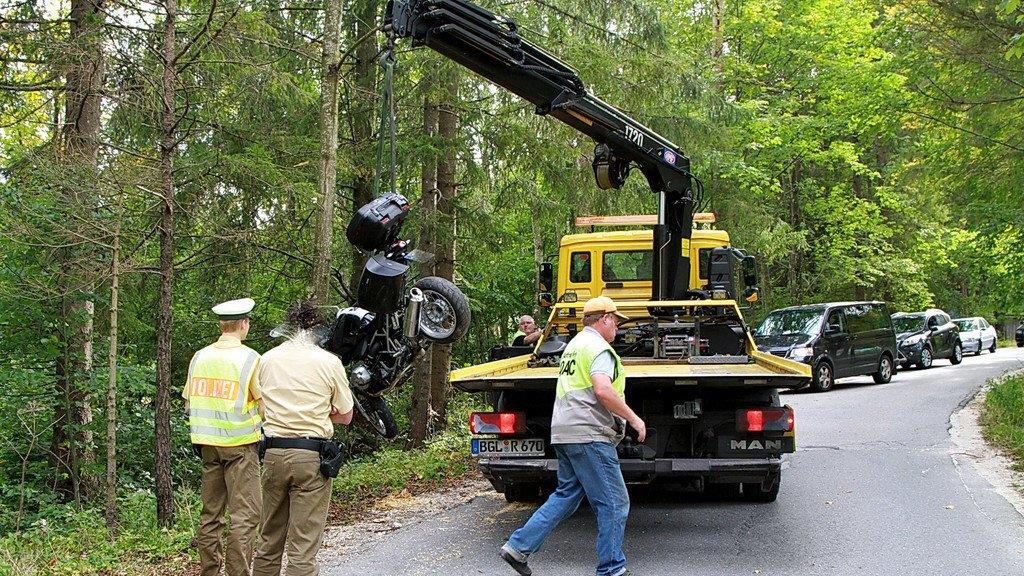 Biker prallt in Baum