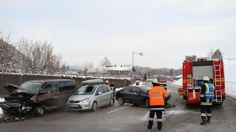 Fünf Verletzte nach Crash auf B20
