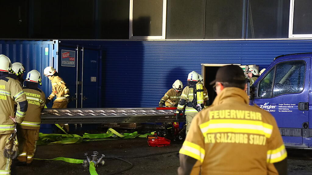 Feuerwehr-\u00dcbung: Brand in Salzburger Lager