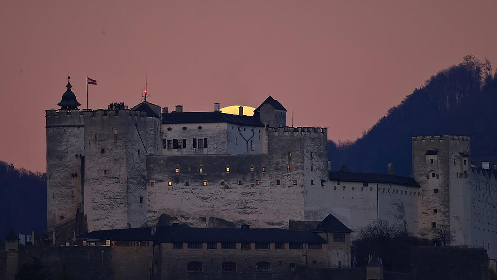 Supermond über Salzburg
