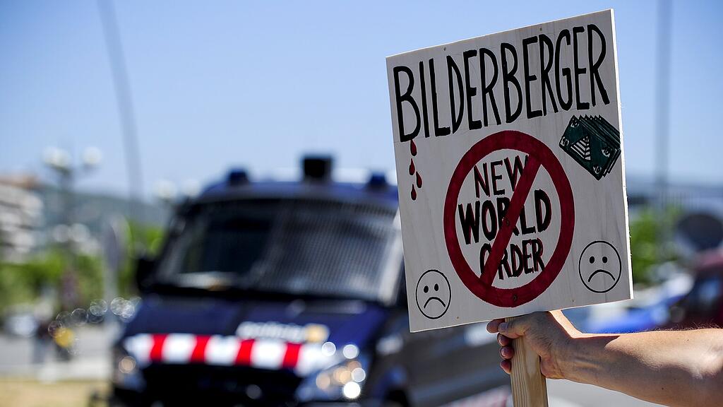 Verschwörungstheoretikern unterstellen den „Bilderbergern“, im Geheimen an einer Weltdikatur zu arbeiten.