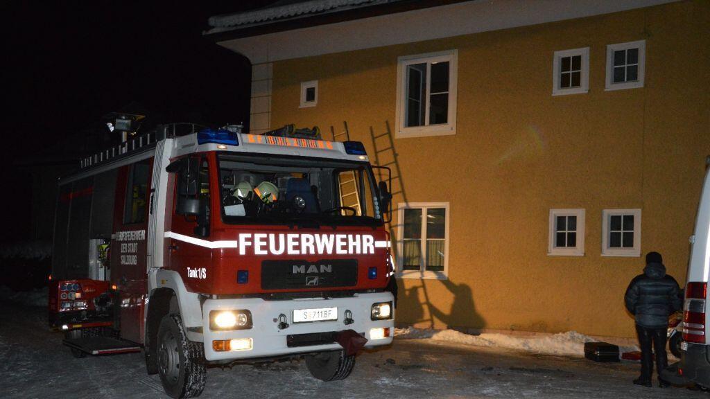 Die Einsatzkräfte der Berufsfeuerwehr retteten eine verletzte Frau aus ihrer Wohnung in Aigen.
