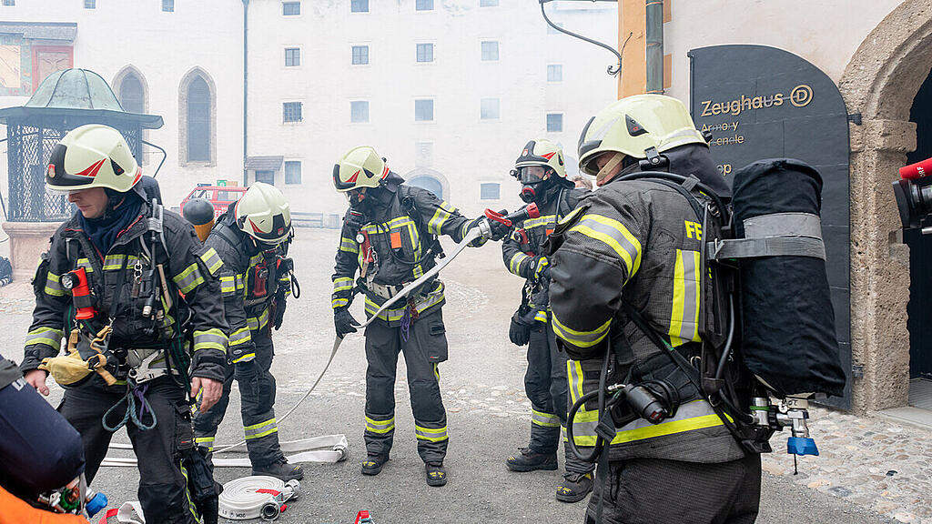 Feuerwehr-Übung auf der Festung, II