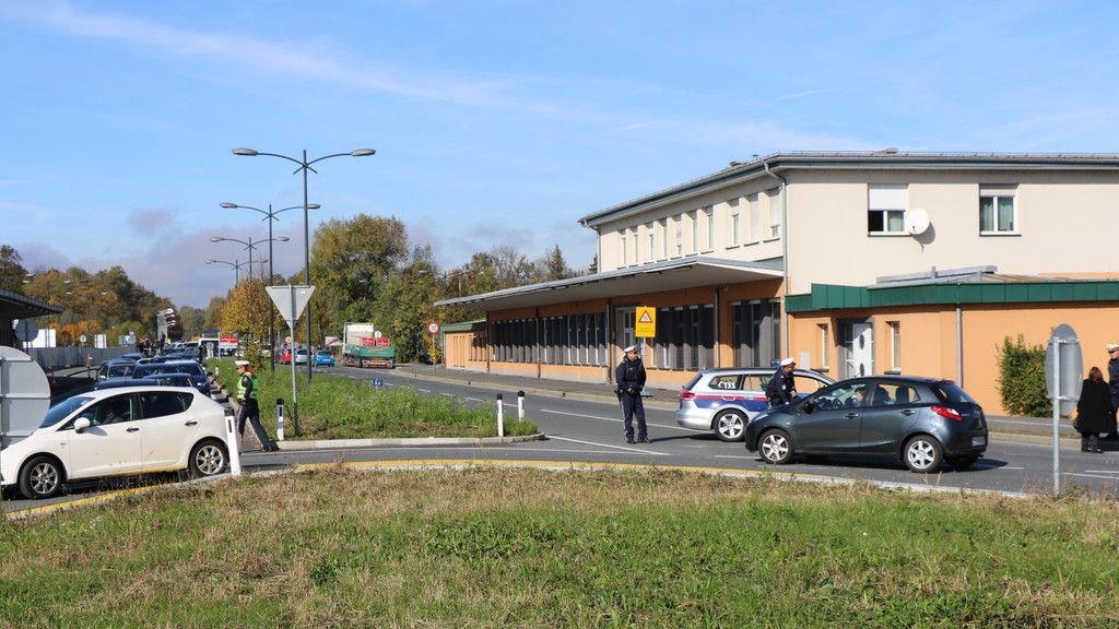 Flüchtlinge marschieren zu Grenze