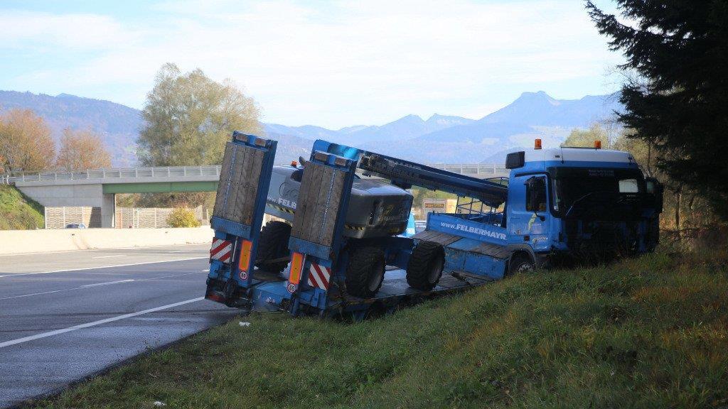 Sattelzug kracht gegen Böschung