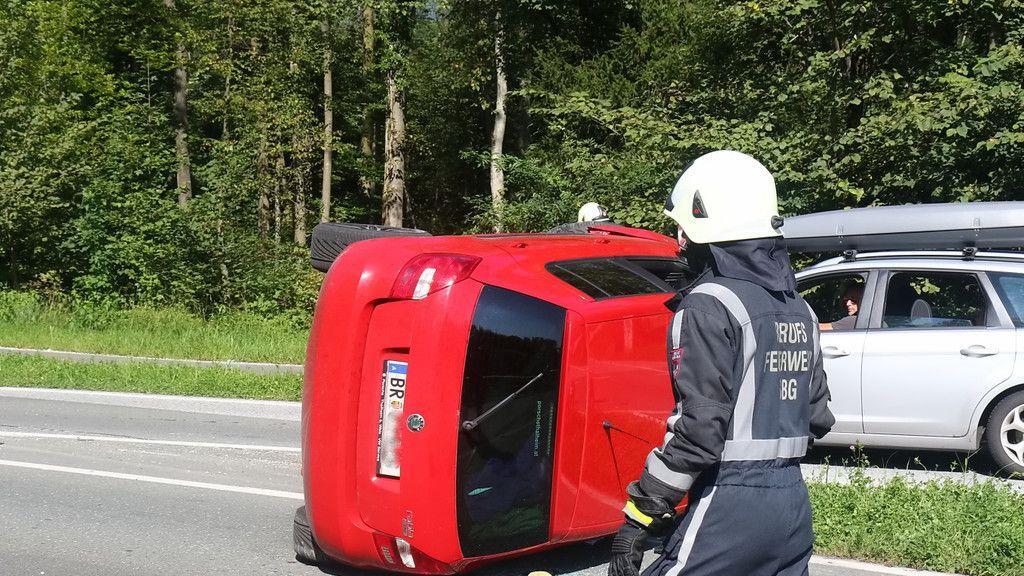 Pkw räumt in Alpenstraße Straßenlaterne ab und überschlägt sich