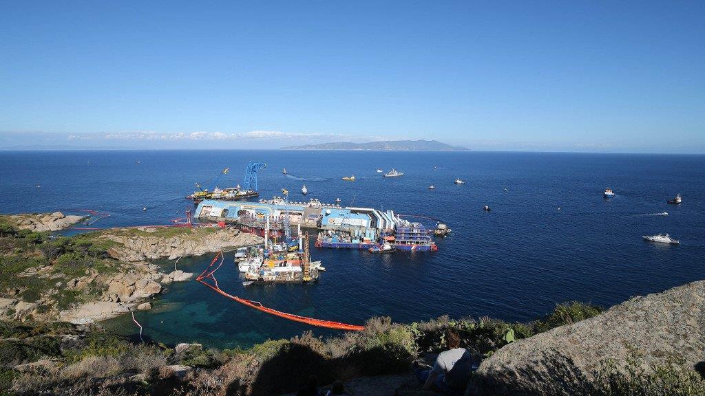 Wrack der Costa Concordia ist aufgerichtet