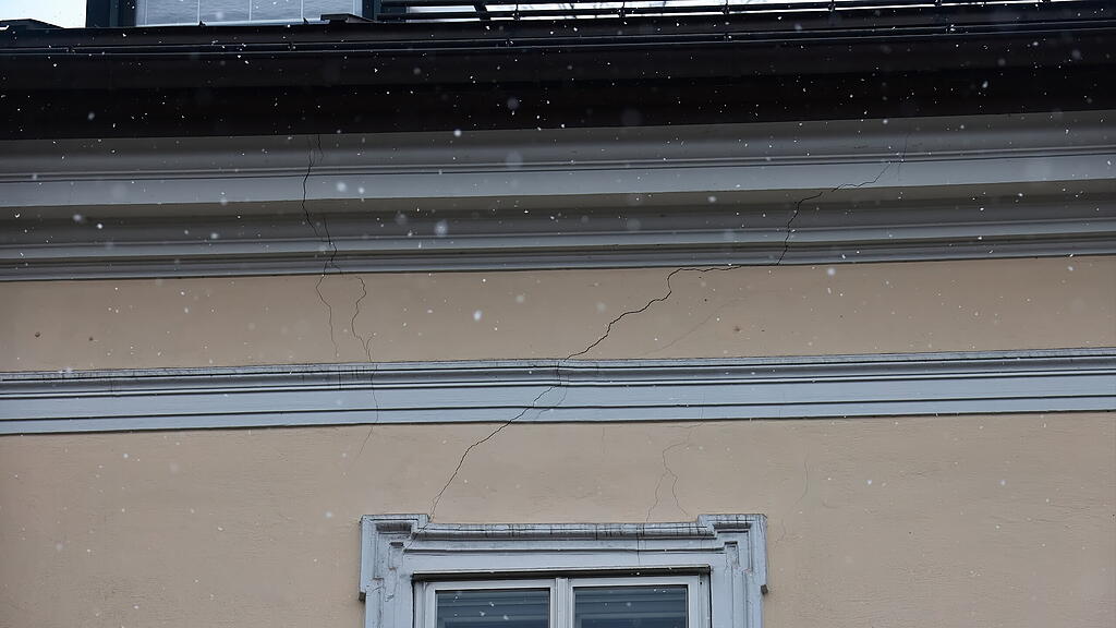 Gebäudeteile krachen in Salzburger Imbergstraße auf Gehsteig