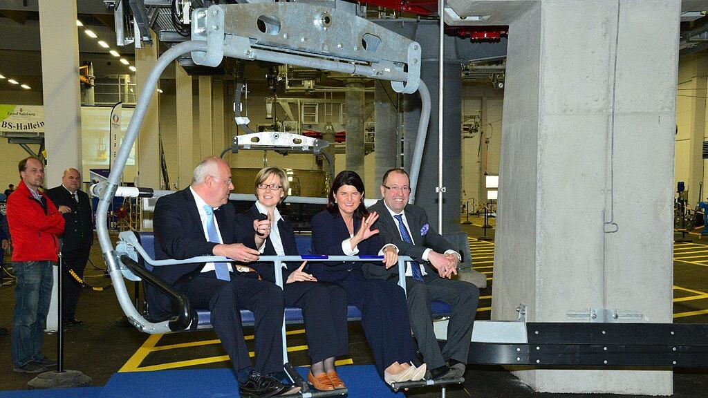 Auch Gabi Burgstaller unternahm eine kleine Testfahrt mit der Seilbahn.