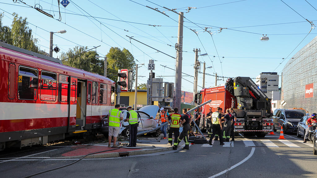 Lokalbahn contra Pkw in Salzburg-Itzling