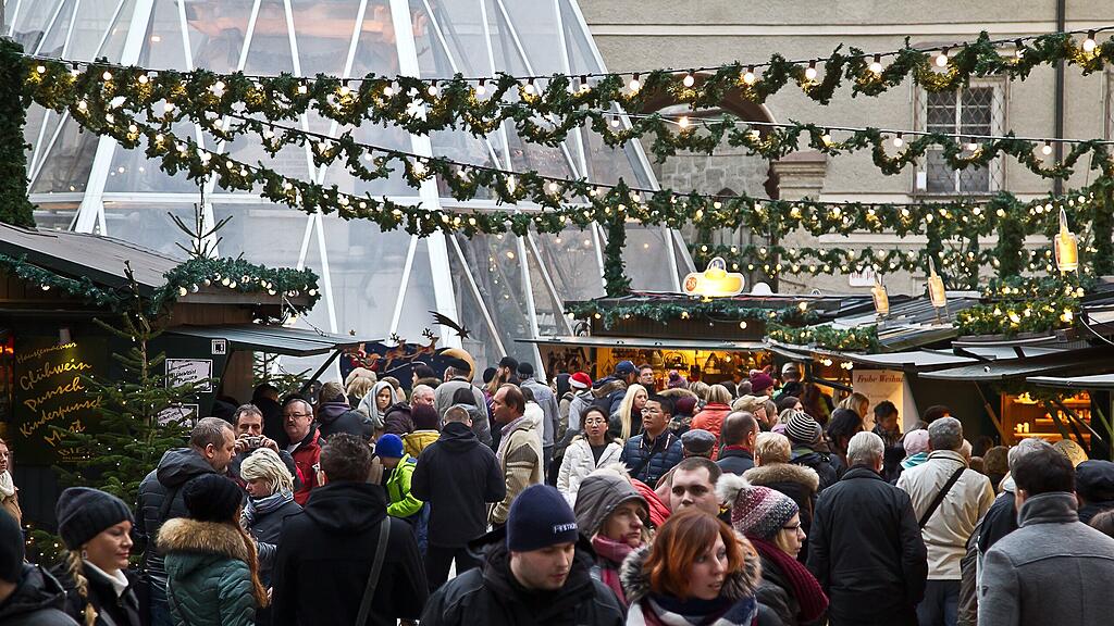 Tausende Salzburger und Touristen besuchten am ersten Adventwochenende den Salzburger Christkindlmarkt.
