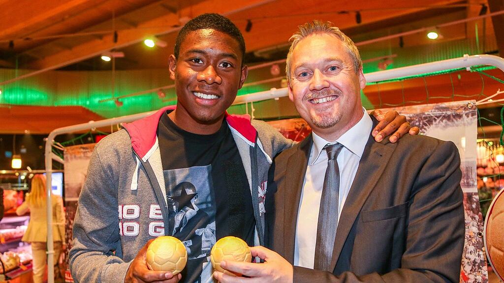 Auch Bayern-Star David Alaba ließ sich die Eröffnung nicht entgehen.