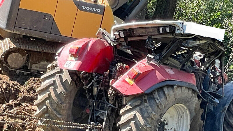 Traktor stürzt mit Bagger in St. Johann ab