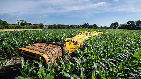 Der Ballon landete unsanft in einem Feld