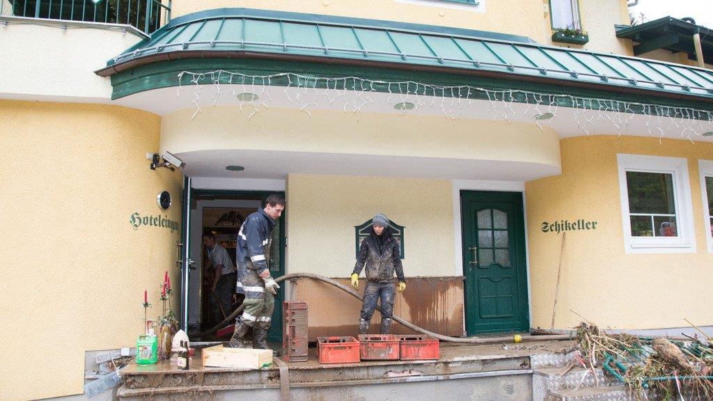 Aufräumarbeiten in Hüttau