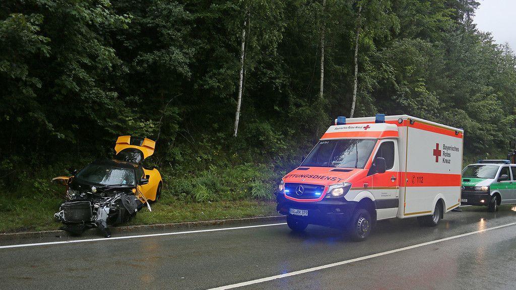 Luxusauto prallt in Bayern gegen Leitplanke