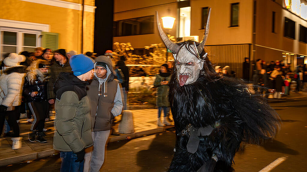 Krampuslauf im Ortszentrum, Großgmain