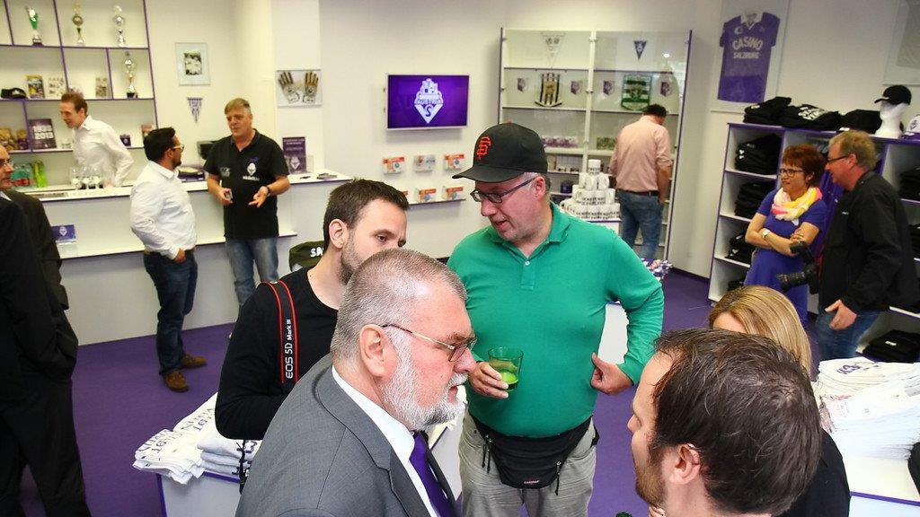 Austria Salzburg eröffnet Fanshop und fixiert ersten Transfer