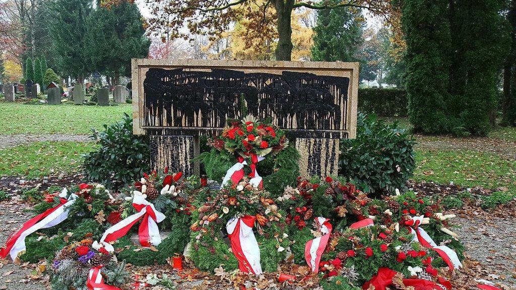 Denkmal am Kommunalfriedhof geschändet
