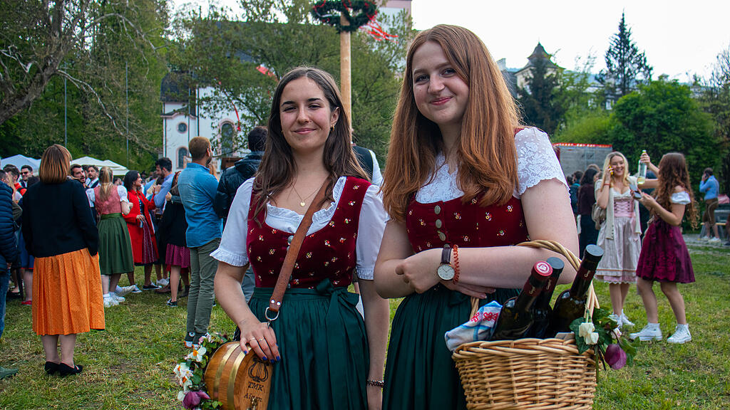 Maibaumaufstellen in Aigen