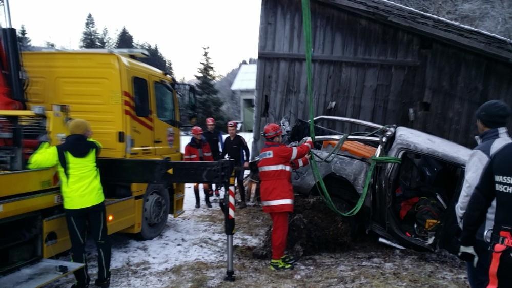 Unfall auf L219: Pkw in Bachbett