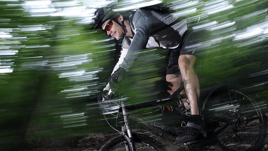 Der Biker dürfte die Balance verloren haben (Symbolbild).