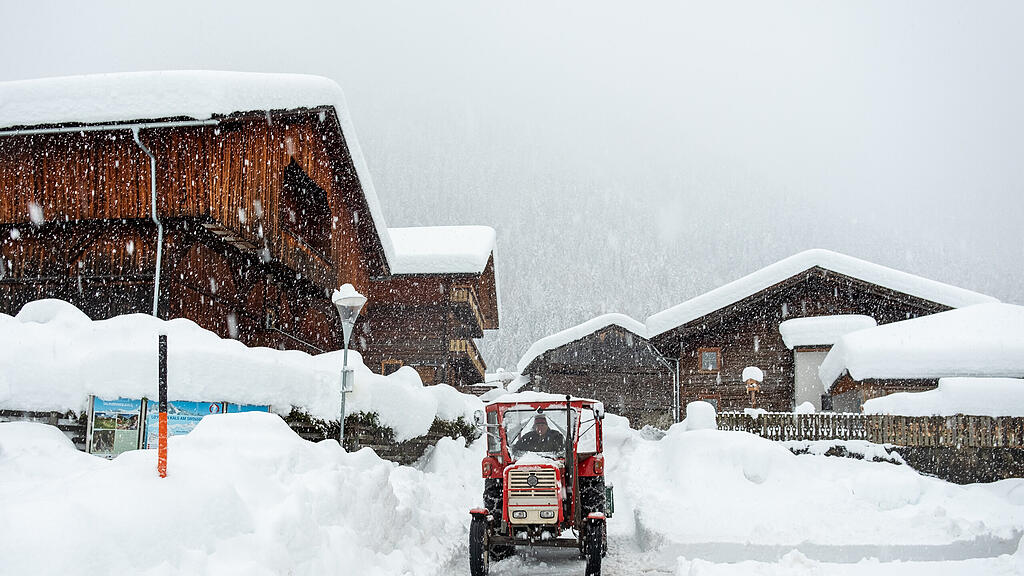 WINTEREINBRUCH IN ÖSTERREICH: SITUATION IN KALS AM GROSSGLOCKNER / OSTTIROL