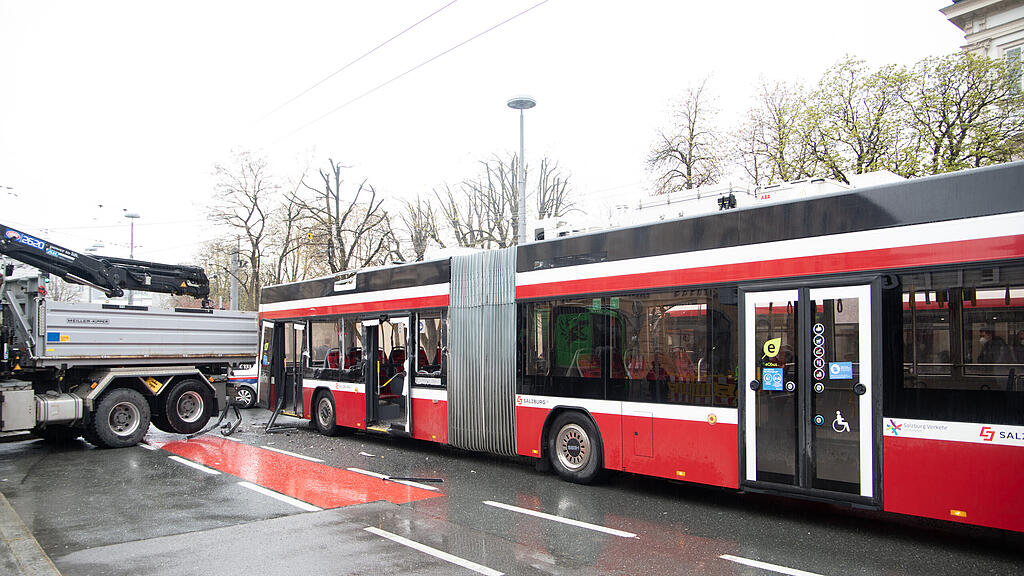 Unfall Mirabellplatz Bus gegen Lkw