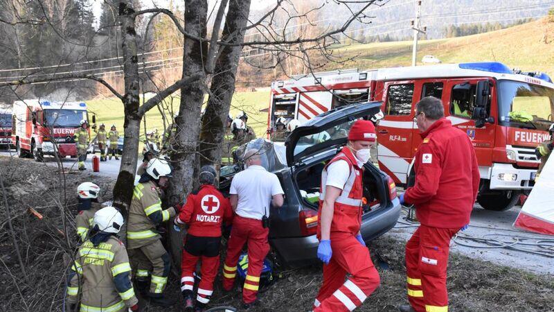 Abtenau: Auto prallt gegen Baum