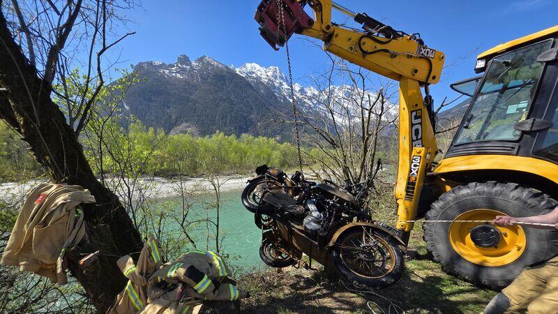 105 Jahre altes Motorrad landet in Kuchl in der Salzach