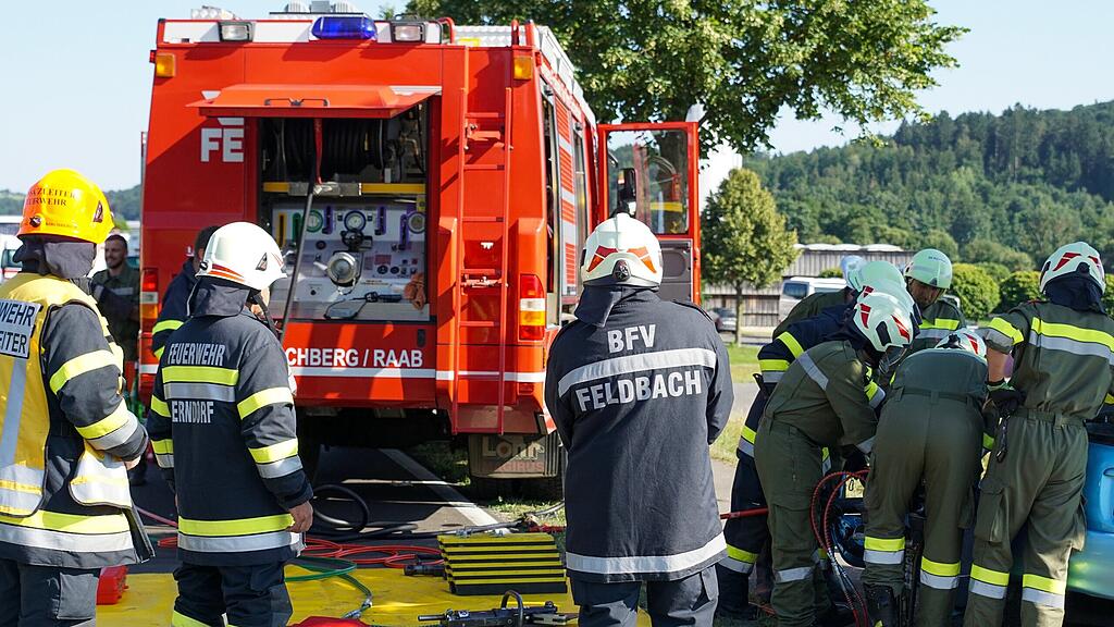 Pkw contra Schulbus in Steiermark
