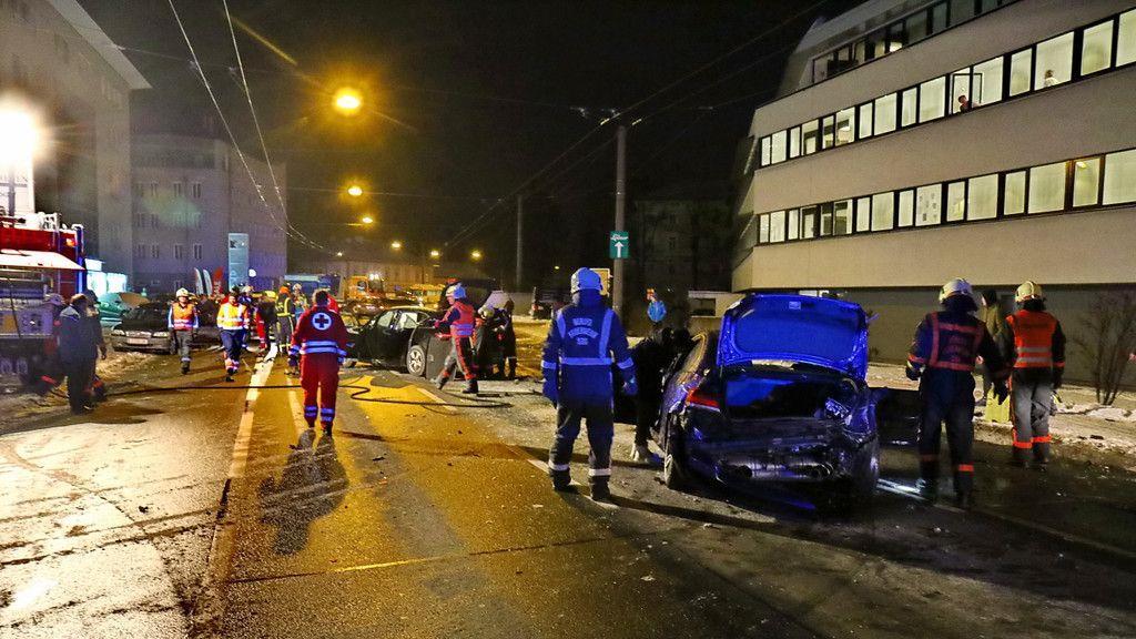 Verletzte nach Crash in Hellbrunner Straße