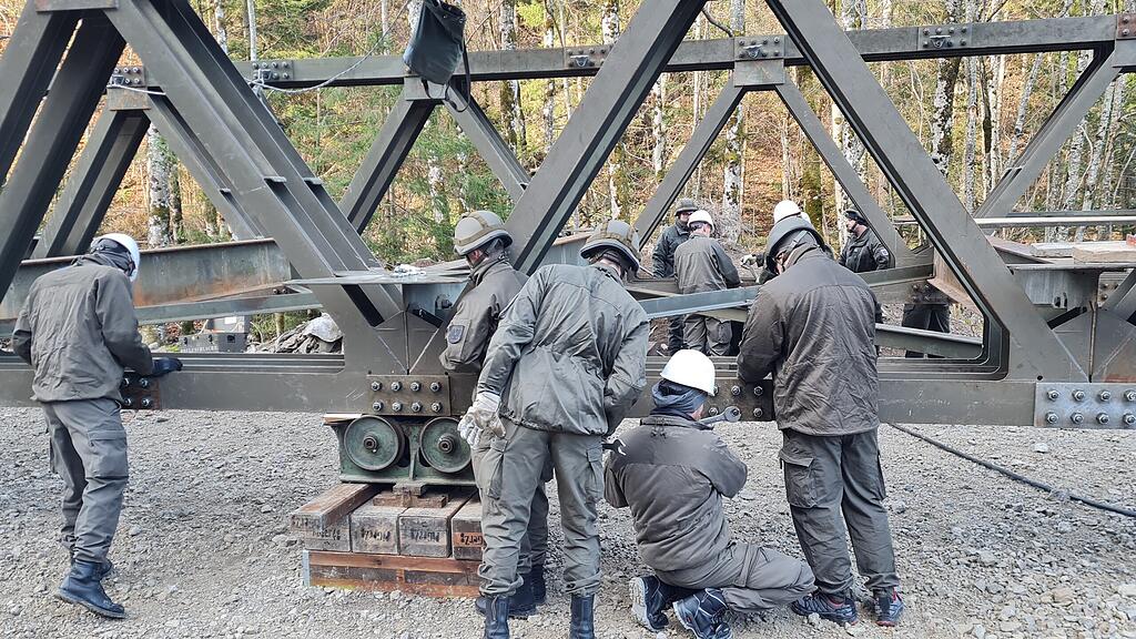 Hunderte Soldaten bauen Brücken in Annaberg-Lungötz