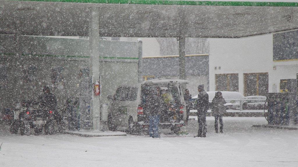 Schnee sorgt für Unfälle und Verkehrschaos: Schneefahrbahn in der Stadt Salzburg