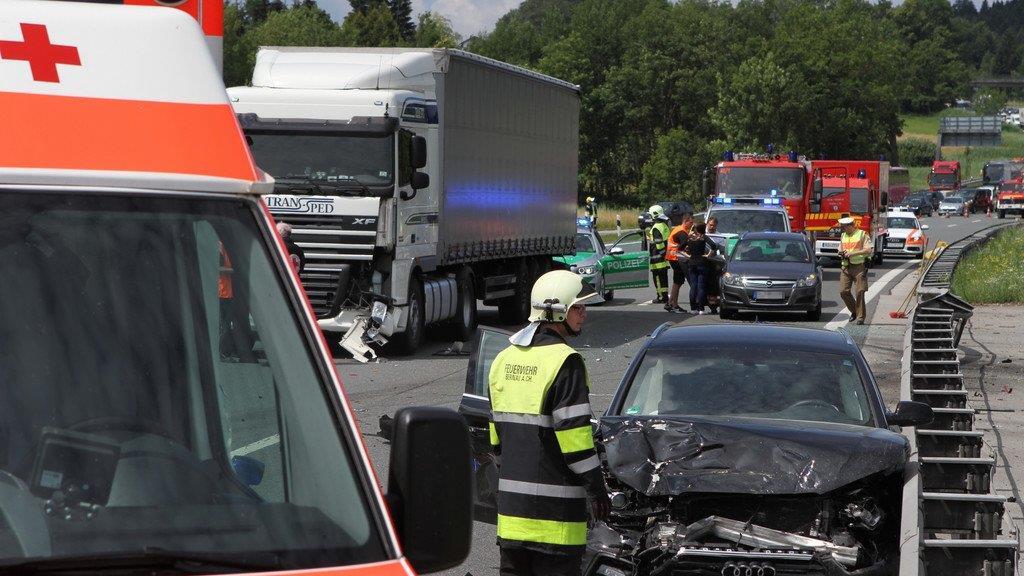 Horror-Crash mit drei Autos auf A8 endet glimpflich