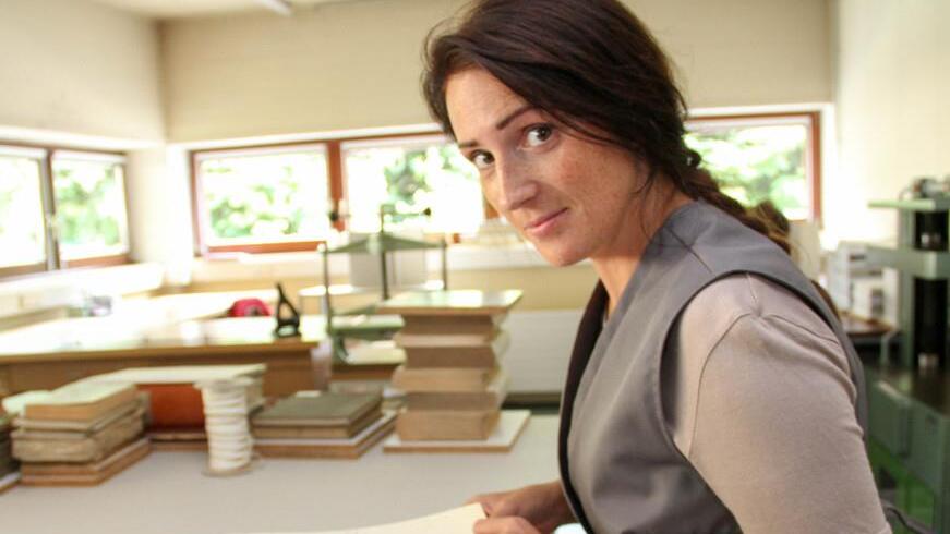 Buchbinderin Sabrina Schaller bei der Arbeit